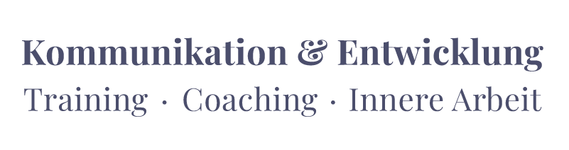 Homepage Textgraphik mit der Aufschrift ‚Kommunikation & Entwicklung‘ und dem Untertitel ‚Training · Coaching · Innere Arbeit‘ in serifer Schrift auf weißem Hintergrund.