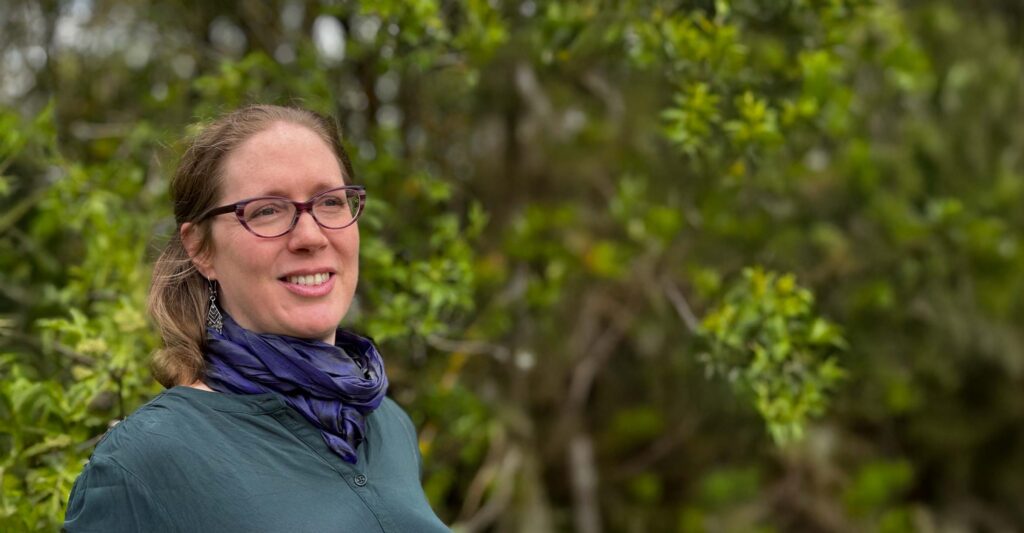 Ondine Delavelle, Trainerin für wertschätzende Kommunikation und Gewaltfreie Kommunikation in Wien, blickt ruhig in die Ferne.