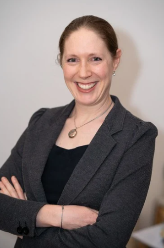 Porträt von Ondine Delavelle – Trainerin für und empathische Kommunikation, Porträt von Ondine Delavelle – Verkörpernd Selbstführung und Präsenz.